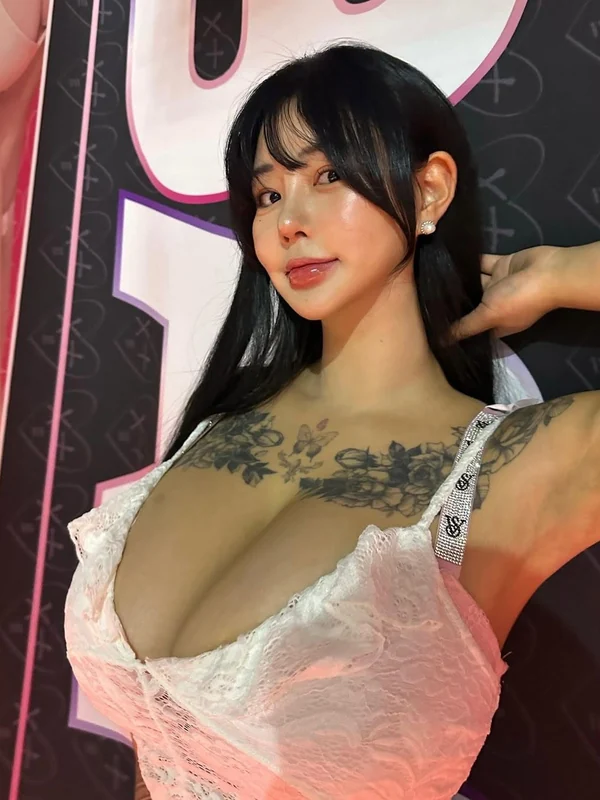 171jun01 Jeon Boyeon ภาพบุคคลเดี่ยวในชุดลูกไม้สีชมพู