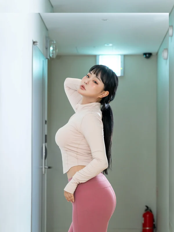 171jun01 Jeon Boyeon ยืนด้านข้างในเสื้อสีครีมและกางเกงสีชมพู