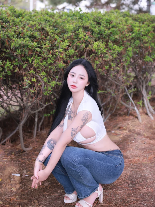 171jun01 Jeon Boyeon นั่งยองเดี่ยวในเสื้อสีขาวและกางเกงยีนส์กลางแจ้ง